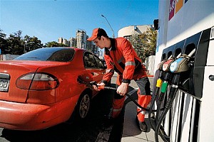 Бензин и дизельное топливо упали в цене на 2 копейки