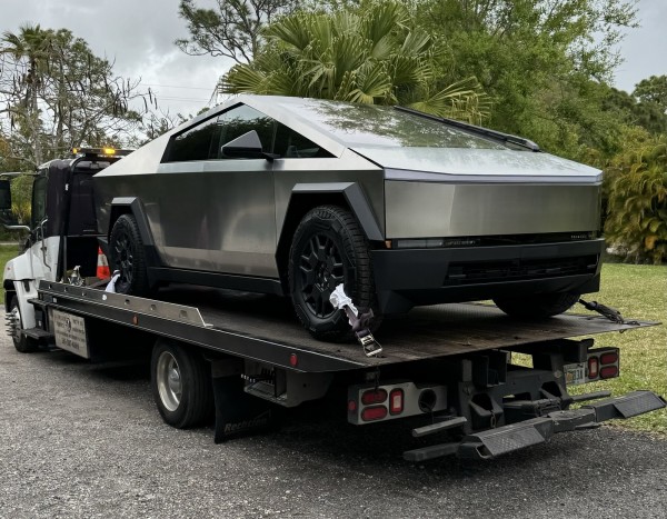 �� ������ ������������ ������������� Tesla Cybertruck � �������� �� ��������� ����