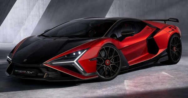 ����� Lamborghini Revuelto SV � ������ V12 ��������� 1065 �.�./1425 �� � ������� ����������� �������, ��������� ����� � �������� �������