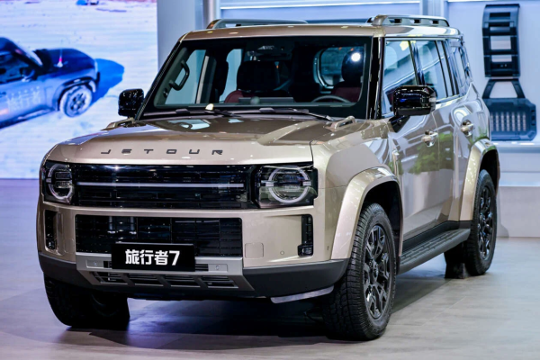 ����������� ����������� Jetour T2 � ����� �������, ����� ������� ������; 2.0T �������� 8AT, PHEV ������ � 782 �.�., 245 �� CLTC EV