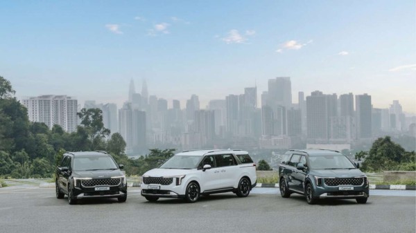 ���������� Kia Carnival 2026 ���� � 7, 8 ��� 11 ����, 900 �� WLTP, �������� �� ��������� ������� ������������; 8 ��� ����������� SVC, 7 ��� ��� ����� �� 31 �������
