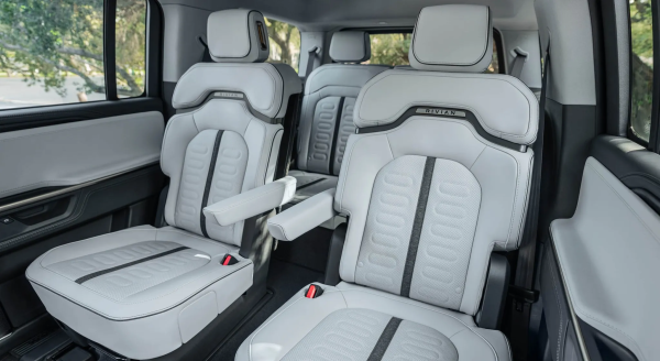 Rivian ��������� ����� �������������� ������� R1S