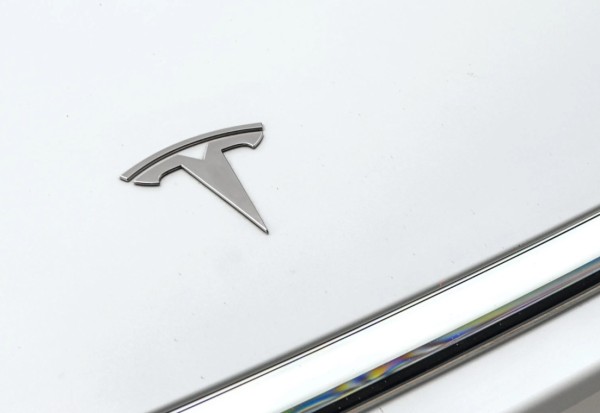 Tesla ���������� ����� Roadster ��� ������� SpaceX ��� � ���� ������, � ���