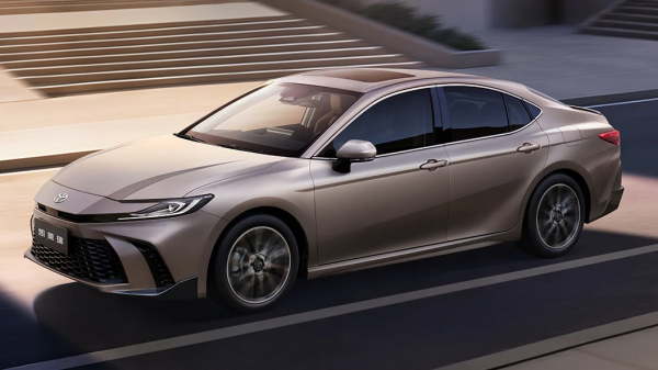 Toyota Camry 2026 ���� � ����� � ����������� ��������, ������� 15,6-�������� ��������� �����, ��������� �������, �� 103 ����� ���������