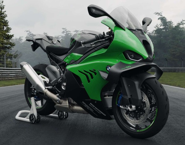 BMW Motorrad ��������� M 1000 RR, M 1000 R, M 1000 XR � 100-����� ������������ � �� 100 ������ ������