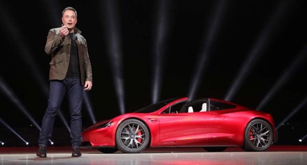 ����������� Tesla Roadster ���������� �� 15 ������� ��-�� ������ � ������������ ��������� SpaceX �� �������� ������� ������� ������ ����