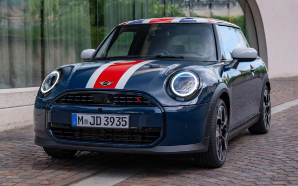 MINI Cooper S Oxford Edition 2026 ���� ������ � �������� � ����� ����� �����������; �� 6 ����� ��������� ������ �������� 3-�������� ����������; �� 290 ����� ���������