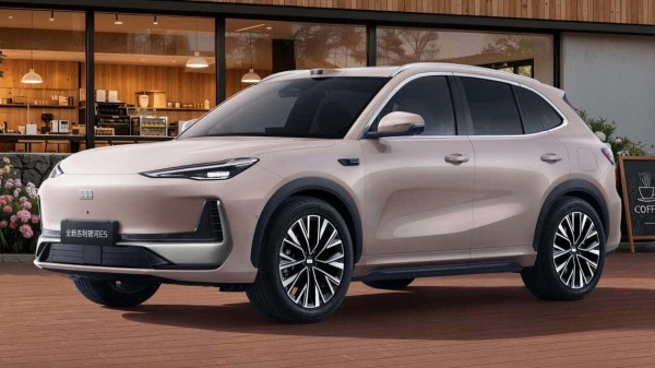 ���������� Geely Galaxy E5/EX5 2027 ���� � ���� Proton eMas 7 ������ 800 �, ������ ������; 333 �.�., ����� ���� CLTC 635 ��, 460 ��� ����������� ����