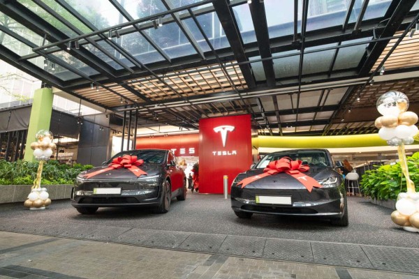 Tesla Experience Center ����������� � Mid Valley Megamall