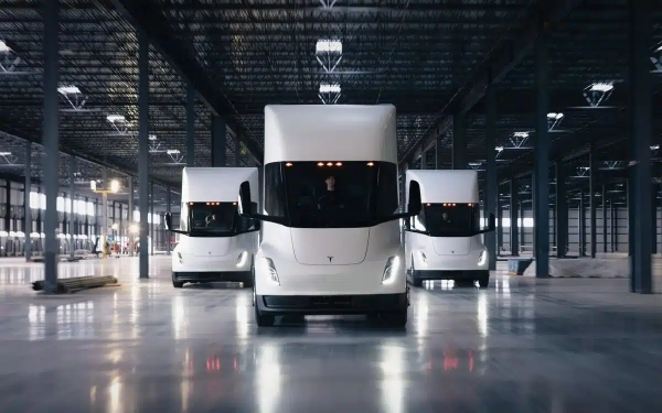 Tesla ������ �������� �������� ����������������� Semi: 805 �� ���� � ������ �������