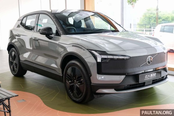 Volvo EX30 Cross Country ����������� � �������� � 428 �.�./434 �� AWD EV � ����������� �����, 218 888 ���������
