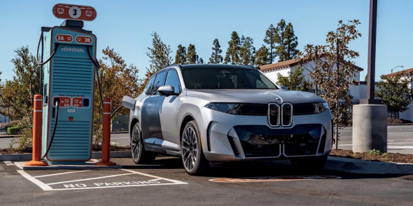 ������������� BMW iX5 ������ ��������� �������