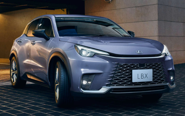 Lexus LBX �������� � ������: ���������� �����, ����� ���� Sou � HUD, ���������������� � ����������� ������������ ��� ���� ���������.