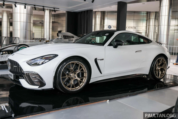 Mercedes-AMG GT63 Pro Coupe 2026 ���� ��� � �������� � 612 �.�. � 850 ��, 4,0-�������� ��������� V8 �� ���� �� 2 088 888 ���������