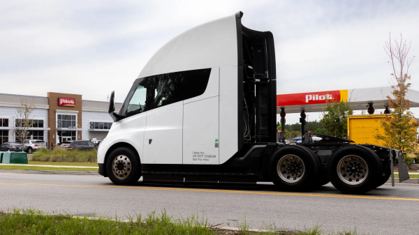 Tesla Semi ������ ���������� �� ������� �������� ��� ����������