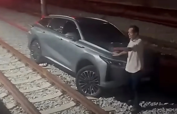Внедорожник въехал на железнодорожные пути на станции KTM Порт-Кланг, проехал 130 метров – повреждений нет, но вызвал задержку поезда