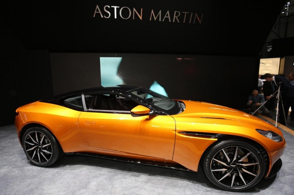 ����� ��������� Aston Martin DB11 Volante �������� � 2018 ����